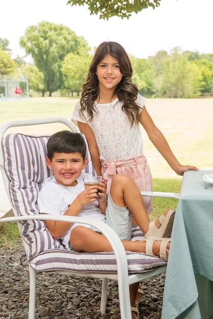 Los hermano Paredes, Victoria y Giovanni.