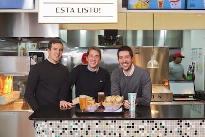 Los hermanos Agustín y Juan Manuel Ghio, cofundadores de Milanga, y Pedro Corrado, CEO de la firma