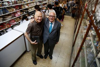 Los hermanos Amui, al frente del local