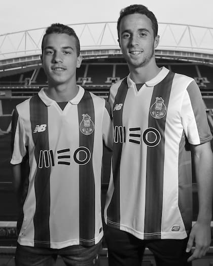 Los hermanos André Silva y Diogo Jota, en la época que compartían club, en Porto; ambos fallecieron en un accidente de tránsito en España