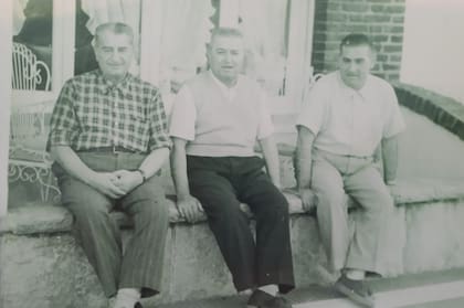 Los hermanos Antonio, Jacobo y Juan Chemes, segunda generación en la empresa. Sobrinos de Salvador Elías, el fundador, y también llegados de Líbano