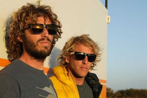 Los "Gauchos del Mar", los hermanos que surfean para filmar el mundo