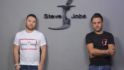Los hermanos Barbato junto al logo de su marca Steve Jobs