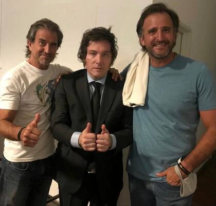 Los hermanos Benegas-Lynch junto a Javier Milei en 2021.