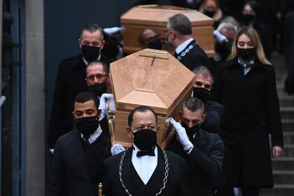 Los hermanos Bogdanoff recorrieron París en dos lujosos autos fúnebres, seguidos de amigos, familiares y cientos de fanáticos
