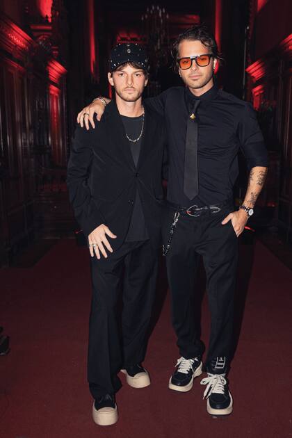 Los hermanos Bonomi, Mika y Luca, hijos del famoso matrimonio fundador de Kosiuko, en Palacio Paz.