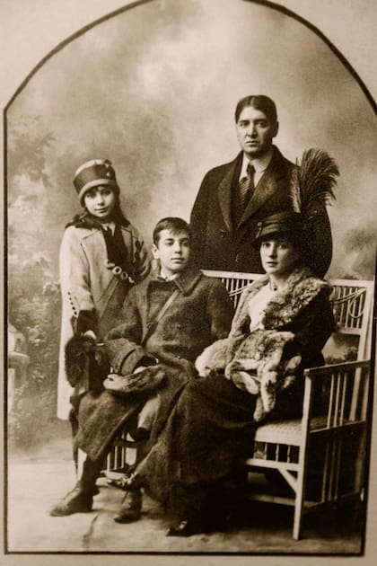 Los hermanos Borges con sus padres