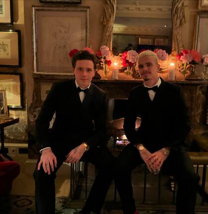 Los hermanos Brooklyn y Romeo Beckham, en plena fiesta.