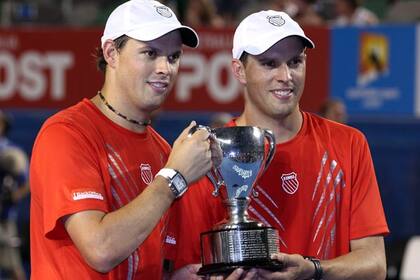 Los hermanos Bryan con el trofeo del Australian Open; Bob y Mike también integrarán el Salón de la Fama del tenis a partir del año próximo