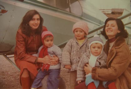 Los hermanos Cardama de pequeños con su mamá Mercedes y su tía Susana en el año 1979