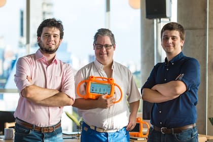 Los hermanos Carlos y Guillermo Costa junto a un ayudante su oficina