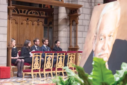 Los hermanos Charlotte, Andrea y Pierre Casiraghi, hijos de Carolina, flanqueados por sus primas Camille Gottlieb y Pauline Ducruet, hijas de Estefanía.