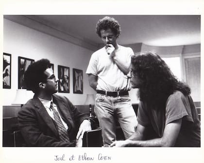 Los hermanos Coen con John Turturro durante el rodaje del film