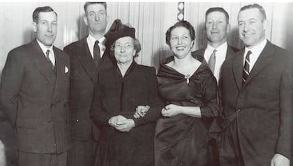 Los hermanos Colombo junto a su madre