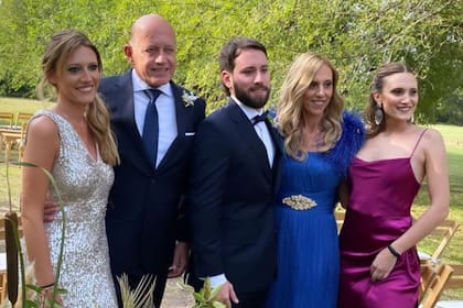 Los hermanos de Isabel. Mili, Ernesto y su mujer María Scalella, y Sofía Macedo posan con Santi, el novio.