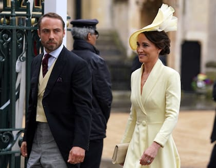 Los hermanos de la princesa de Gales, James y Pippa Middleton (con tapado de Claire Mischevani Alais y sombrero de Jane Taylor), llegaron juntos. 
