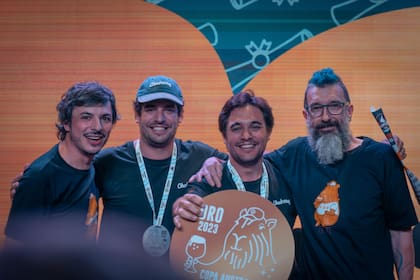Los hermanos Echeverry en el escenario junto a los presentadores de la premiación en una de las medallas de oro que ganaron