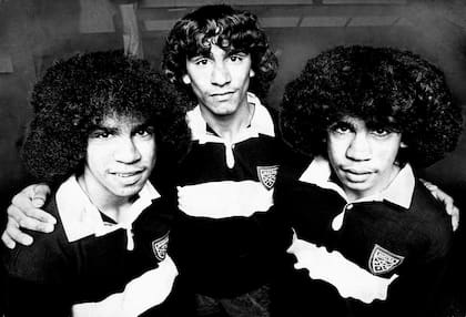 Los hermanos Ella: Glen, Gary y Mark, cuando asomaban al mundo del rugby. De los tres australianos, Mark es el más recordado por su talento