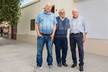 Los hermanos en la casa de Balcarce en la que nació Juan Manuel Fangio, el 24 de junio de 1911, y que aún pertenece a la familia.