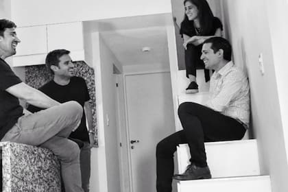 Los hermanos en una de las casas