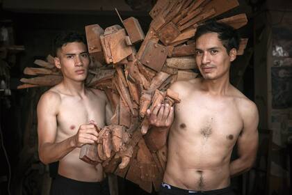 Los hermanos Esquibel, autodefinidos “artistas de la madera”, tallan piezas únicas, especialmente en cedro.