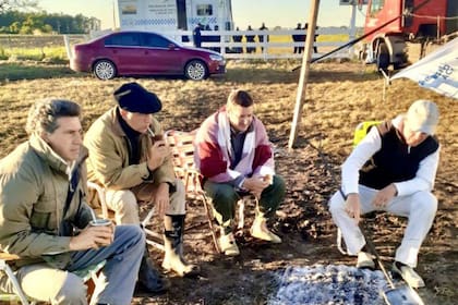 Los hermanos Etchevehere ayer con un conocido