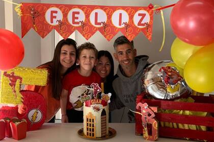 Los hermanos Eugenia, Julieta y Federico son los tres padrinos de Gian, aquí festejando su cumpleaños número cinco