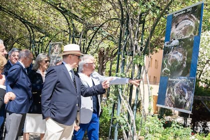 Los hermanos Grimaldi, atentos a las indicaciones y relatos de los encargados del rosedal.