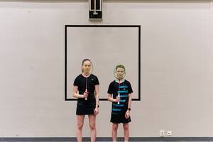 Los hermanos Henna y Niklas Hukari durante una práctica de bádminton en Ylieviska, Finlandia