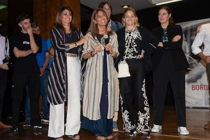 Los hermanos Ivonne, Beba, Juan Cruz y Patricia posan con Agustina, a quien le agradecieron especialmente el trabajo.