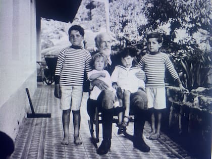 Los hermanos Juan Carlos, Luisita, Adelita y Jorge Christensen junto a su abuelo, en La Constancia.