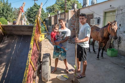 Los hermanos Juan y Amado Barrios del barrio Caridi, se dedican a juntar chatarra y cartones.