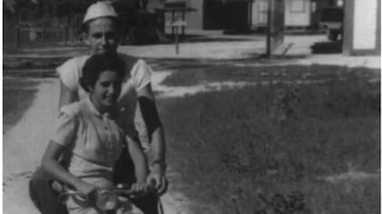 Los hermanos Kurt y Herta Wellisch a inicios de la década de 1940 en Sosúa (Crédito: Cortesía de Yuli Wellisch/BBC Mundo)