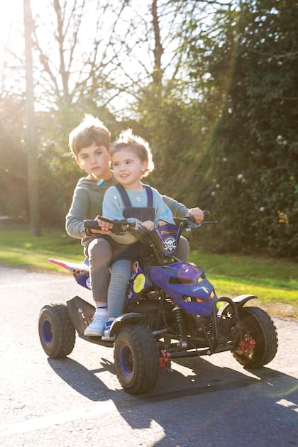 Los hermanos López, divertidos en el cuatriciclo.