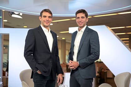 Los hermanos Manuel y Santiago Passaglia, exintendente y actual jefe comunal de San Nicolás; en derredor de ellos destacan que vieron una sola vez a Claudio 'Chiqui' Tapia, y en un marco institucional.