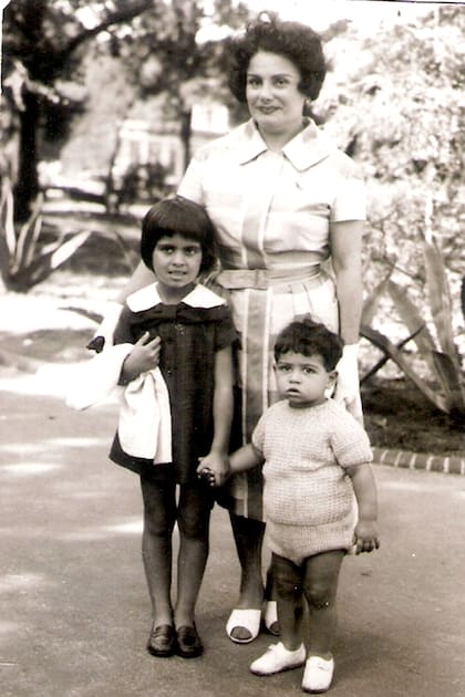 Los hermanos Marina y Carlos Gamallo, con su abuela Niní Marshall