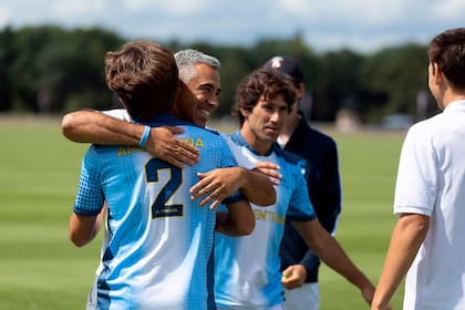 Los hermanos más grandes: Carlos María, "Toly", e Hilario Ulloa se saludan después del triunfo; se trata de la primera conquista de la Copa Coronación para ambos.