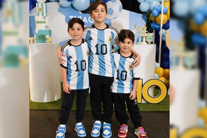 Los hermanos Messi demostraron su fanatismo por la celeste y blanca en el cumpleaños de Thiago (Foto Instagram @antonelaroccuzzo)