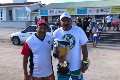 Los hermanos Nelson (izquierda) y Gustavo (derecha) Barrionuevo, oriundos del partido de Tres Arroyos, participan en concursos desde hace 30 años; Gustavo no había logrado clasificar en el podio de "Las 24 horas", pero esta vez salió segundo y se llevó un 0km