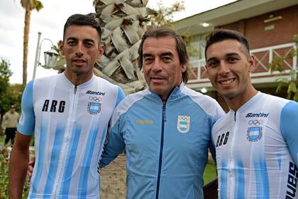Los hermanos Nicolás y Gerardo Tivani con el entrenador, Omar Contreras