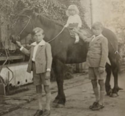 Los hermanos Olindo, Italo y Argentino (arriba del caballo) en el campo familiar