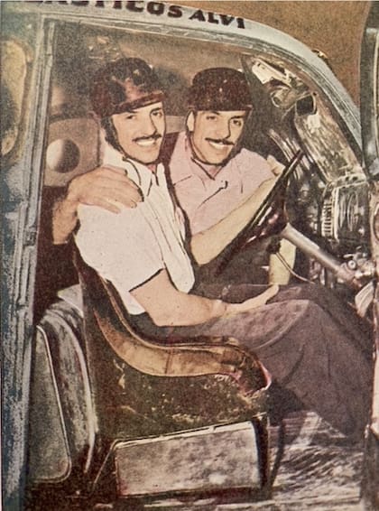 Los hermanos Roberto y Juan Gálvez, en una de las tantas competencias que corrieron en equipo y que llevaron a Juan a consagrarse como el máximo campeón de la historia del Turismo Carretera. Gentileza: familia Gálvez