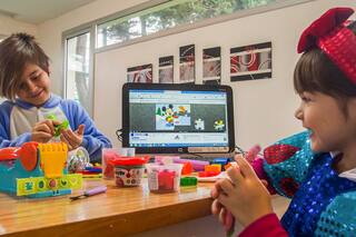 Vacaciones indoors. Entre niñeras virtuales y colonias por Zoom