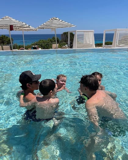 Los hermanos se dieron un chapuzón en la piscina (Foto: Instagram @anagarciamoritan)