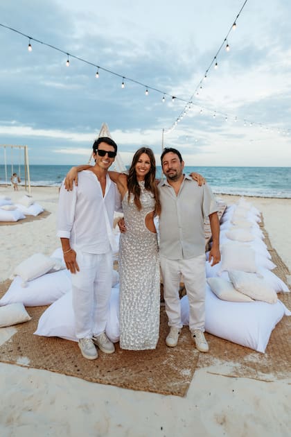 Los hermanos sean unidos: Guillermo, Carolina y Leonardo Ardohain, que es DJ y animador