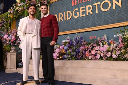 Los hermanos sean unidos: Jonathan Bailey, que interpreta al vizconde Anthony Bridgerton, y Luke Newton, encargado de darle vida a Colin, su hermano menor, juntos en la alfombra roja