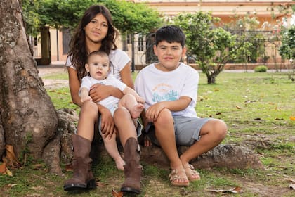 Los hermanos sean unidos. Victoria y Giovanni miman a Lautaro, que nació en Italia