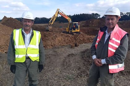Los hermanos Sean y Colin Welch en la excavación de V2 en St. Mary's Platt