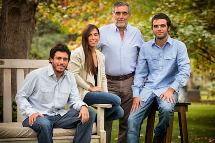 Los hermanos Sebastián, Julia, Miguel y el padre, José Pepe Zuccardi.