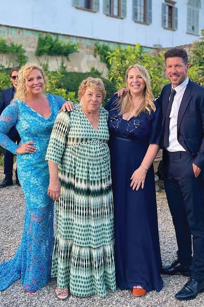 Los hermanos Simeone, Natalia, Carla y Diego, junto a su madre Nilda.
Su marido, Carlos Simeone, murió en marzo de este año.